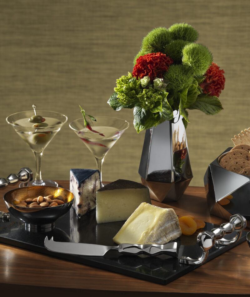 Martinis and a cheese plate with a cheese knife from the Ibiza collection